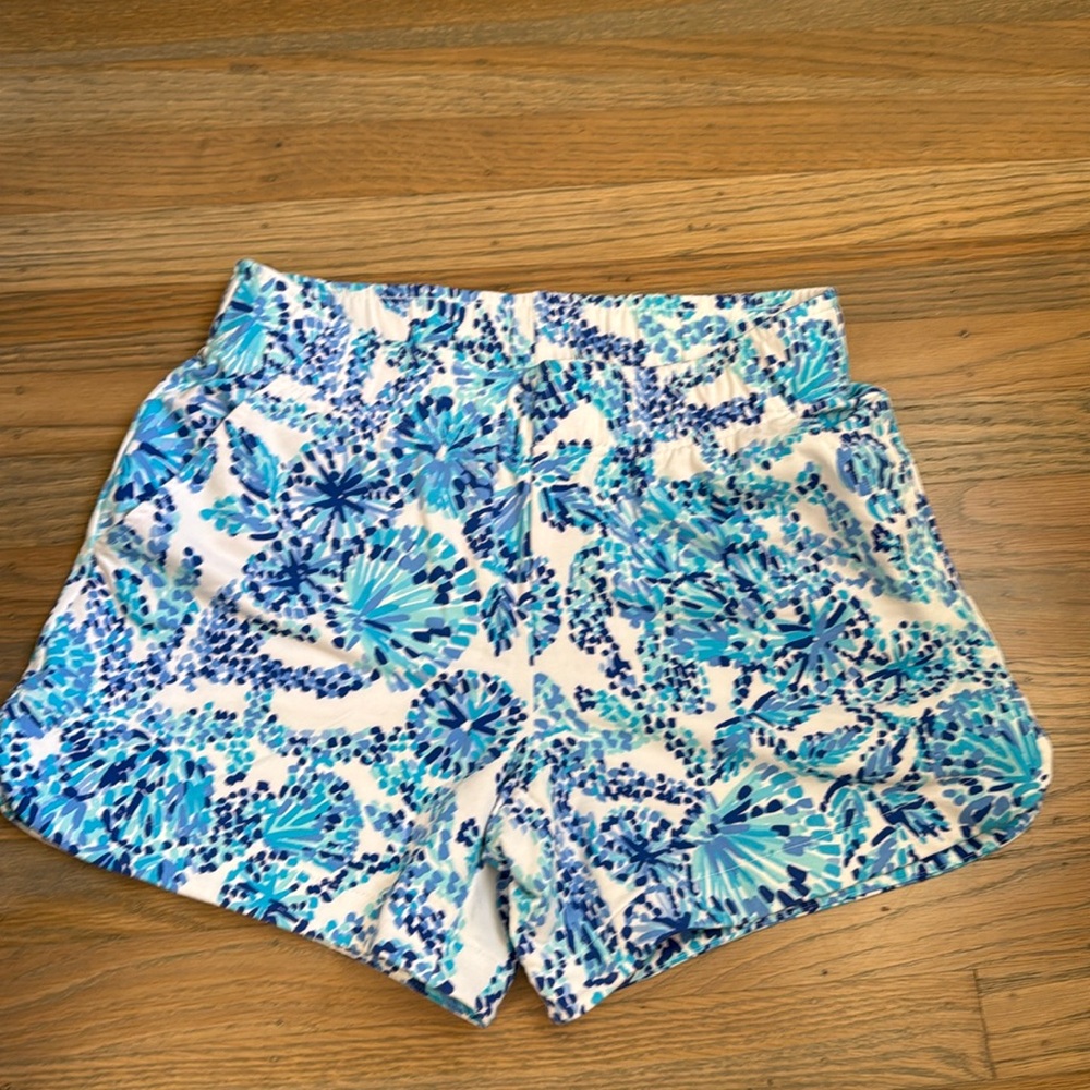 Lilly Pulitzer Shell Me You Love Me pattern shorts size S